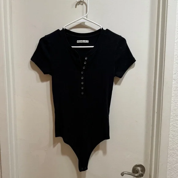 Abercrombie & Fitch Black Buttoned Tee - Picture 2 of 5